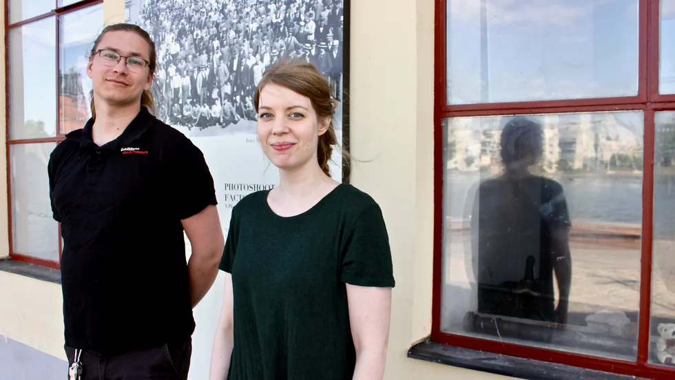 Erik Berggren och och Malin Cederblad vid Eskilstuna Stadsmuseum hoppas att folk ska stanna till och titta på  bilderna som och få veta mer om platsens historia.