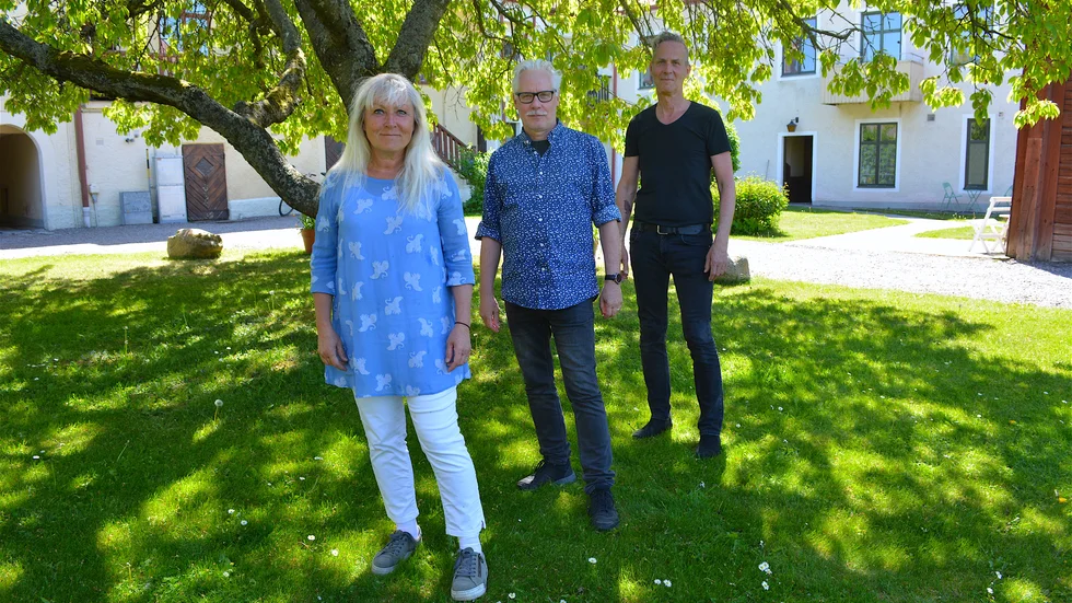 Eva Granlund, Göran Friman och Kjell Silverwitt ska spela jubileumsshow i sommar. Den ensemble som sedan några år bär namnet Vadstena Nya Teater föddes 1990, när en pjäs av Nobelpristagaren Dario Fo spelades i Asylen i Vadstena, för utsålda hus. 
