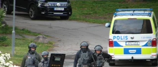 Stor polisinsats efter larm om vapenman