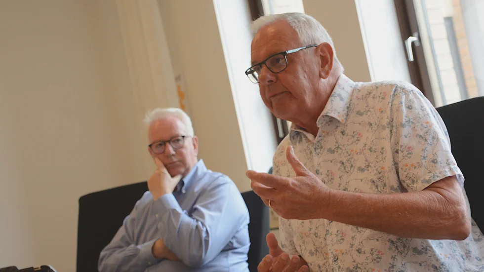 Fullmäktiges andre vice ordförande Lennart nygren redogjorde på presskonferensen hur allovarligt presidiet ser på de påtryckningar som gjorts från både politiskt håll och från anmällheten mot kommunrevisionen. i bakgrunden Leif Larsson (C).