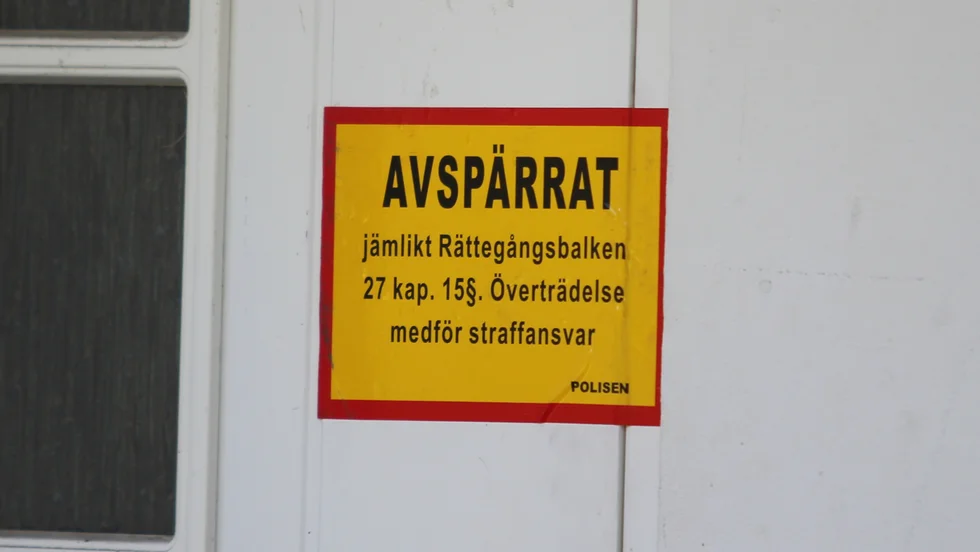 Männen som greps misstänkta för mord sitter fortfarande anhållna. 