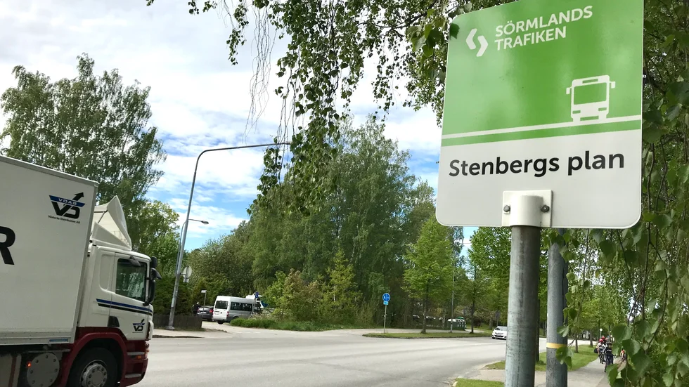 Intill busshållplatserna längs Sveavägen ska refuger och busskuddar byggas.