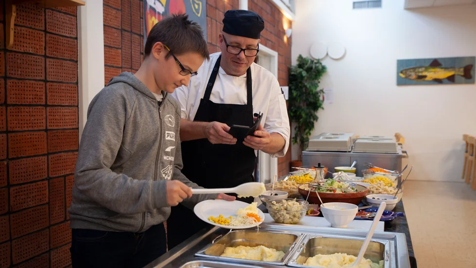 Att ha en bra relation med de som jobbar i skolbespisningen och att inte dissa utan istället prata gott om maten, tycker signaturen Sjulnäselev är självklart. (Arkivbild)