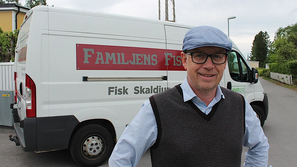 Magnus Huzell har startat företag tillsammans med hustrun Monica som går ut på att resa runt med transportbil och sälja fryst fisk, skaldjur och kött.