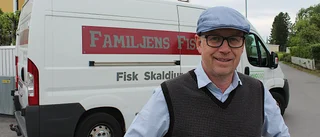 Han knackar dörr för att sälja fisk och skaldjur