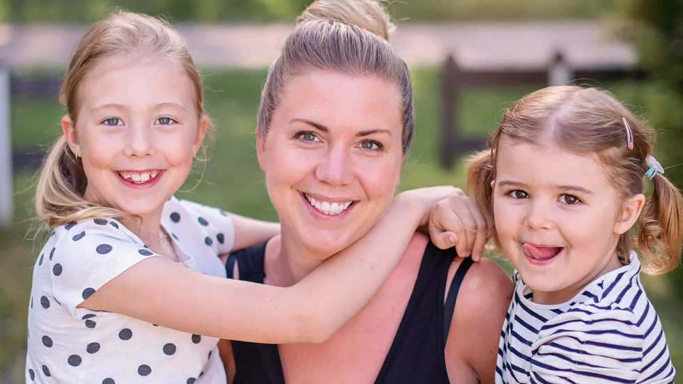Chef och mamma. "Klart man är trött och länge tänkte jag att trötthet var ju inget man söker vård för", säger Sara, som fått tillbaka energi. Mycket tid lägger hon på fotografering. Döttrarna Ebba och Moa är förstås favoritmodeller.