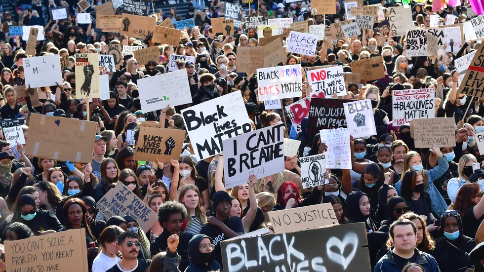 Demonstranterna på Sergels Torg i centrala Stockholm, onsdagen den 3 juni 2020.