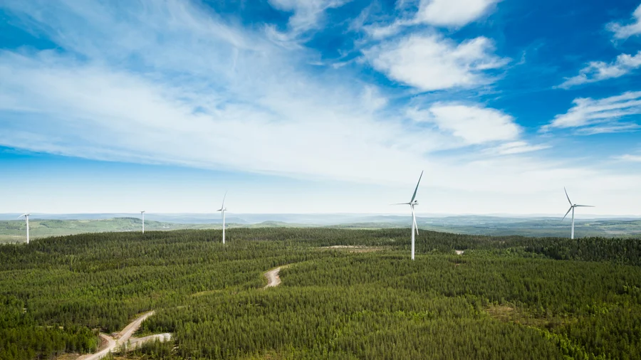 De fyra vindsnurror som ingår i affären står på Rödstahöjden en knapp mil från Sollefteå.
