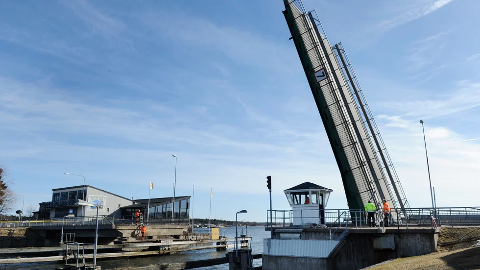 Bron över Stora strömmen kommer att öppnas och stängas flera gånger under dagen, som ett led i servicearbetet.