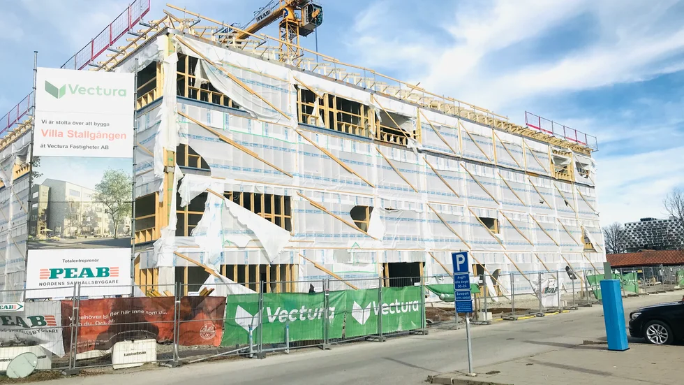 Granne med Rothoffsparken växer Eskilstunas nya vård- och omsorgsboende fram. Villa Stallgången ska drivas av privata Vardaga, vars ena kontrakt med Västerås stad hävts efter ett turbulent år.