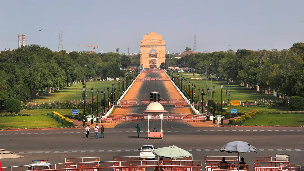Landmärket India Gate under en klar himmel. Bild från i slutet av mars.