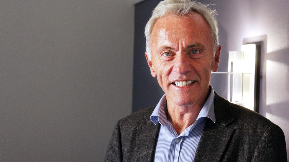 Kommunalrådet Reidar Svedahl får lite råd och tips av Björn Törnblom. 