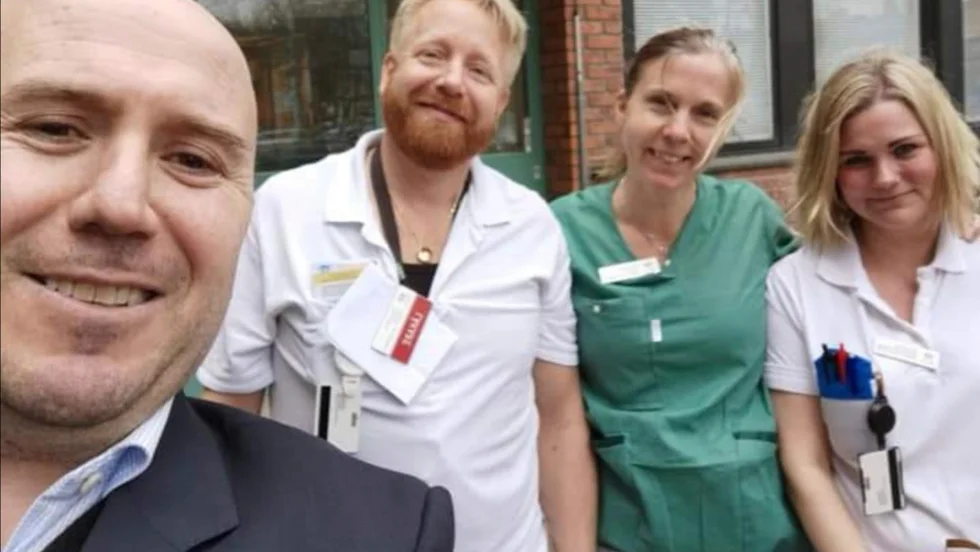 Initiativtagaren Tony Meshko tillsammans med vårdpersonal vid en matleverans utanför Mälarsjukhuset.