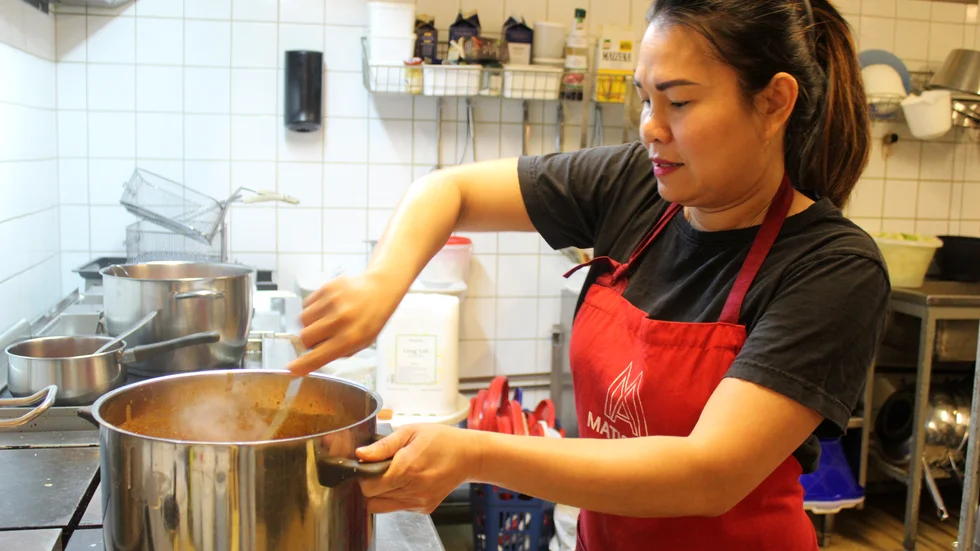 Ai-Rada Uengkun jobbar själv i thairestaurangen.