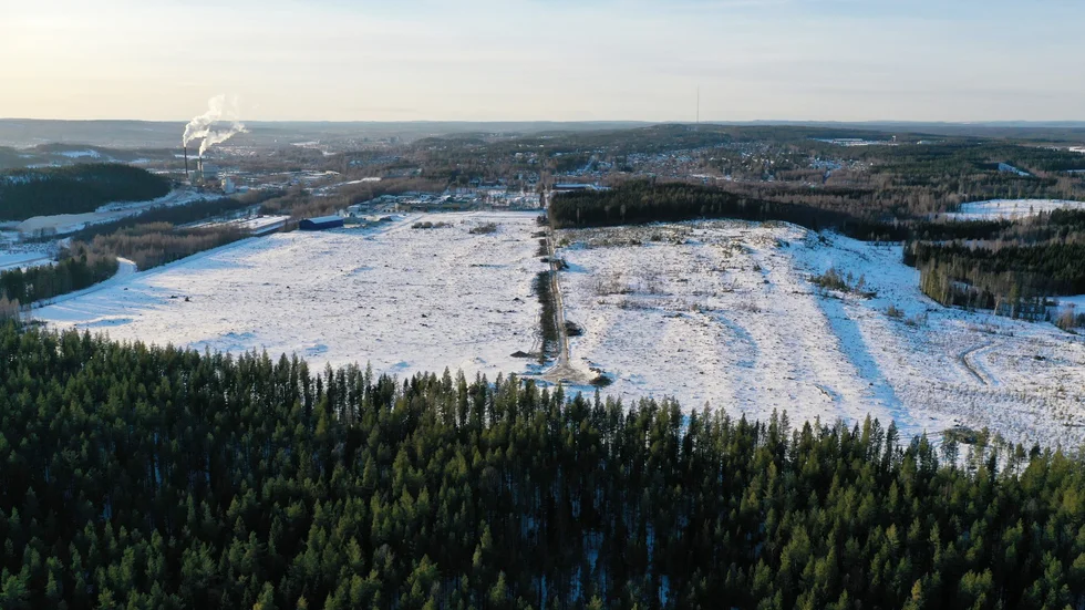 Flygbild över området, tagen från öster mot väster. Fjärrvärmeverket syns till vänster, och rakt fram är industriområdet vid gamla Lundberg Hymas. 