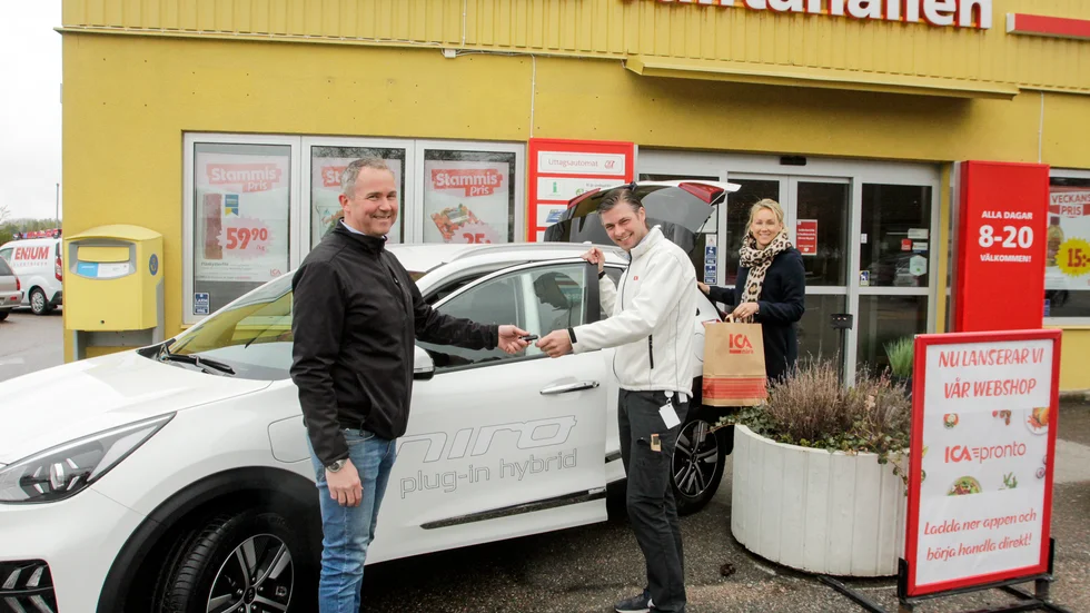 Under tisdagen lämnade Motorkompaniets John Lindeberg över bilnycklarna till Ica-handlaren Marcus Terneborn. Maria Hjelte har utvecklat e-handeln för butikens räkning och nästa steg blir hemleverans.