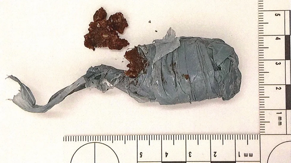 Paketet innehöll inte hasch utan ett brunt chokladklet, helt enkelt en chokladboll.