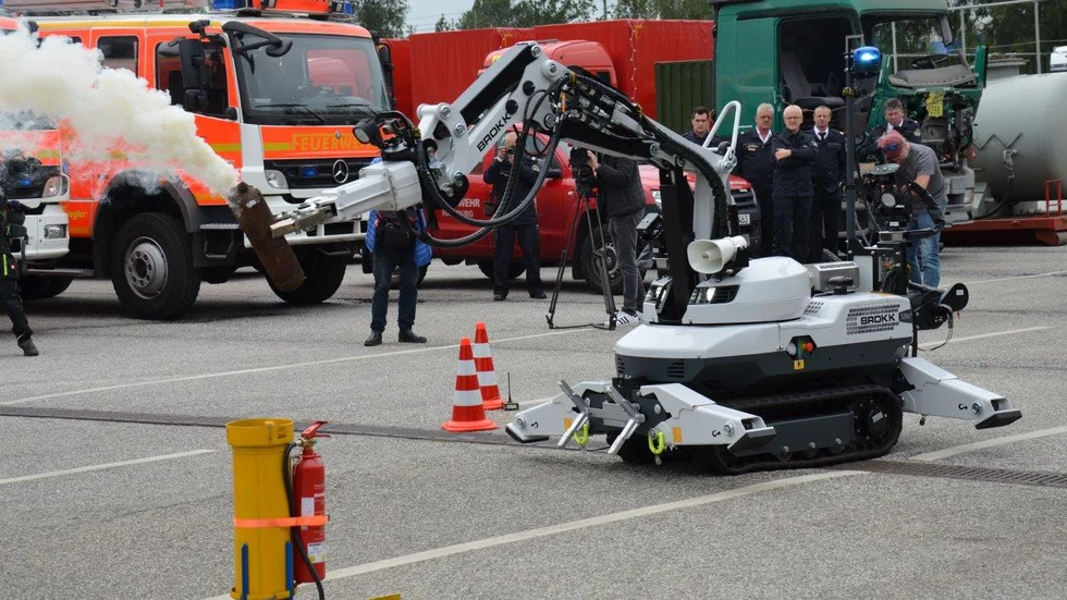 Så här såg det ut då Brokks trådlösa robot visade hur den kan användas vid bombdesarmering. Visningen gjordes i Hamburg i juli.