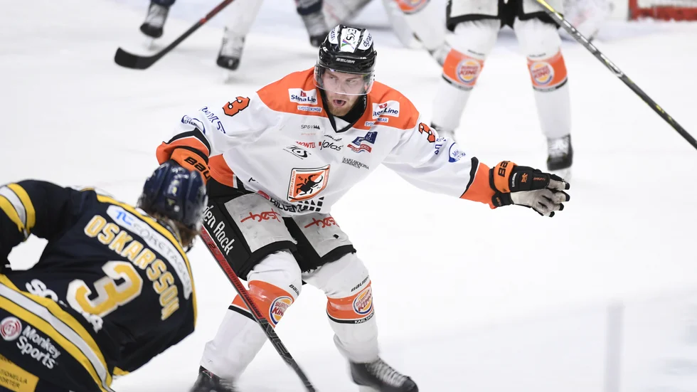 Karlskronas Viktor Grahn under en match mot Södertälje. Nu larmar Blekingelaget om akut ekonomisk kris och har stoppat löneutbetalningarna. Arkivbild.