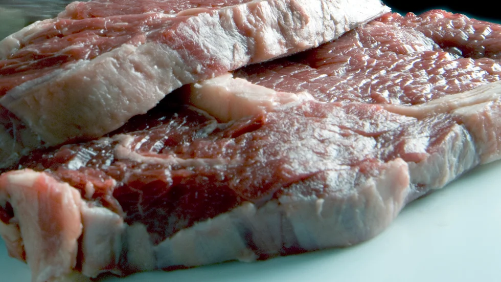 I den snattande kvinnans väska åkte bland anat köttbitar till ett värde av 243 kronor ner.