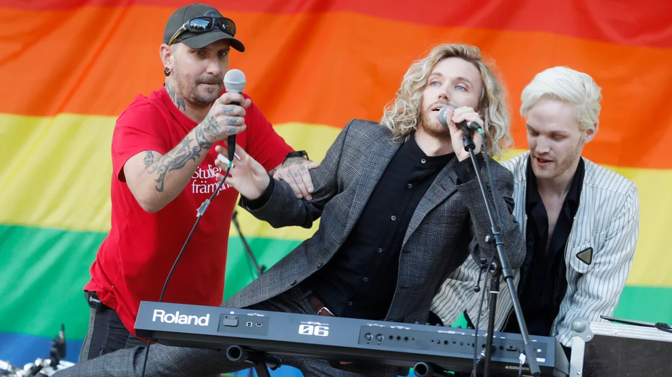Adam Warhester till höger, med Erik Gabriel och en ljudtekniker, på Pride i Katrineholm.