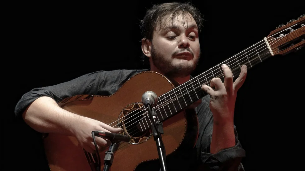 Den brasilianske gitarrmästaren Yamandu Costa svar en av de medverkande på gitarrfestivalen i år.