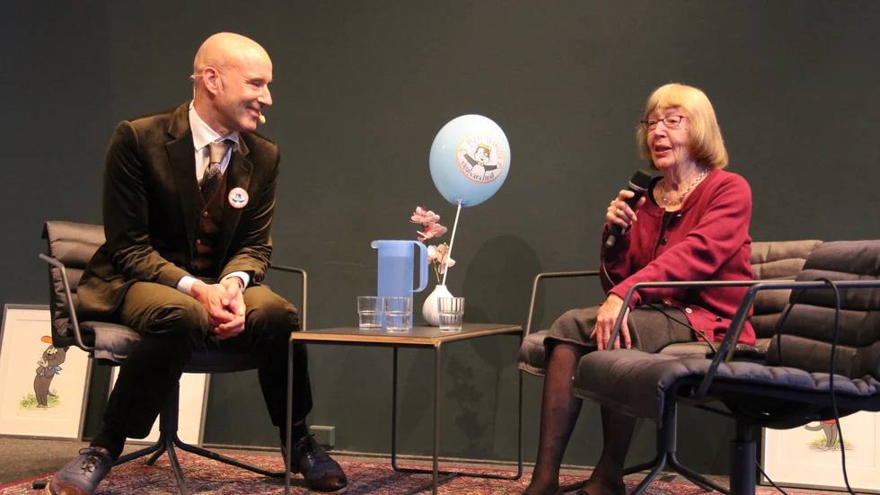 Konferenciern Mark Levengood och Erna Knutsson delade ut Våga-vara-snäll-stipendiet i  Pelle Svanslös anda år 2019. 