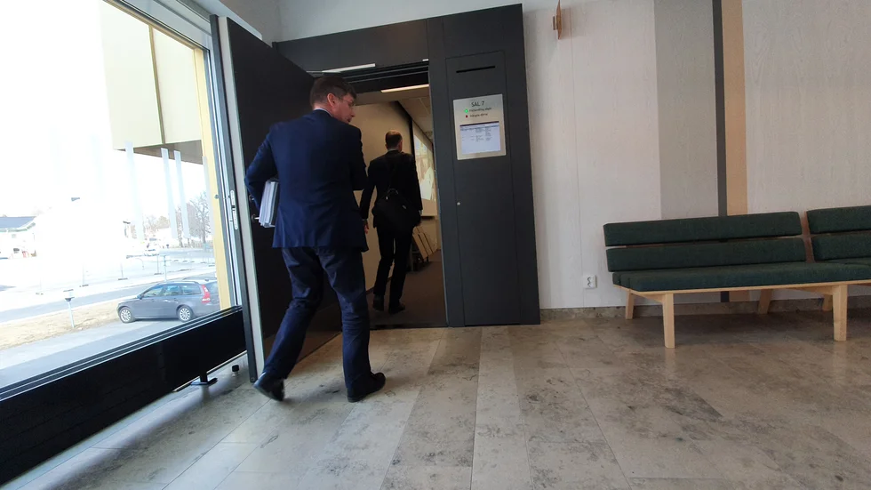 De misstänkta, som deltog via videolänk, omhäktades med restriktioner under torsdagen. Båda männen förnekar brott. Åtal ska vara väckt senast 3 juni.