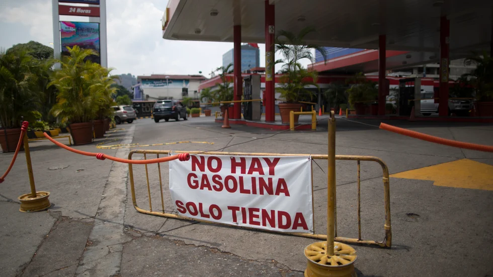 En banderoll som talar om att bensinen är slut vid en bensinstation i Venezuelas huvudstad Caracas den 24 maj.