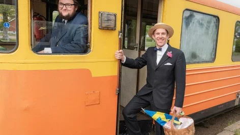 Smalspåret tar artisterna med sig tillbaka i tiden. Martin Ibom, i rollen som radioprofilen Tage, kommer att guida artisterna och följarna längs banan på den här udda nationaldagsresan.