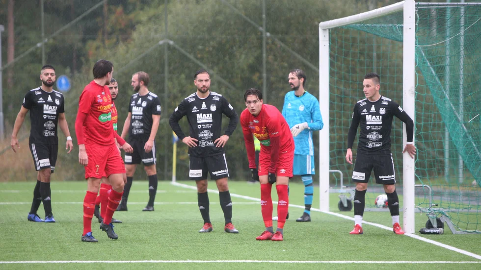 Fanna har klart med nya tränare, men spelare är på väg bort. Bland annat har försvarsklippan Jesse Singh (längst till vänster i bild) lämnat klubben. 