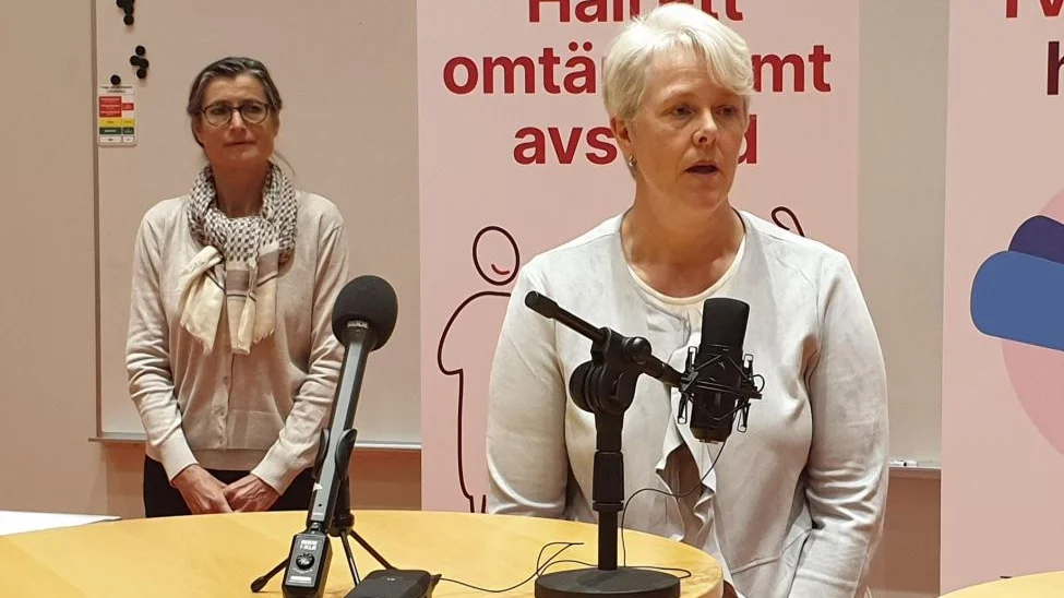 HR-direktör Zilla Jonsson säger att 90 procent av de anställda kommer att få fyra veckors semester i sommar. I bakgrunden ses smittskyddsläkare Britt Åkerlind. 