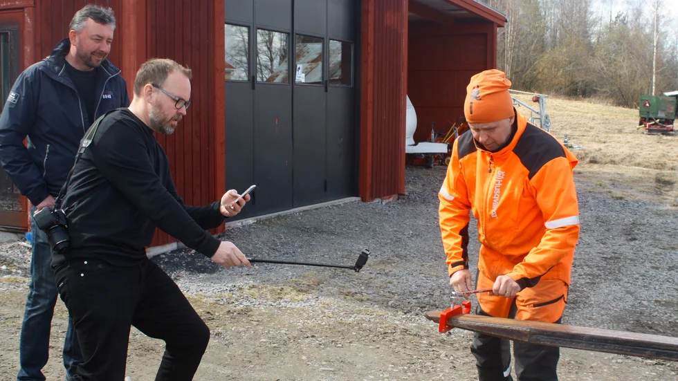 Olof Palm filmar när Erik Sparrman sätter på Lyftkroken på pallgafflarna. Allt under överinseende av Staffan Lundmark.