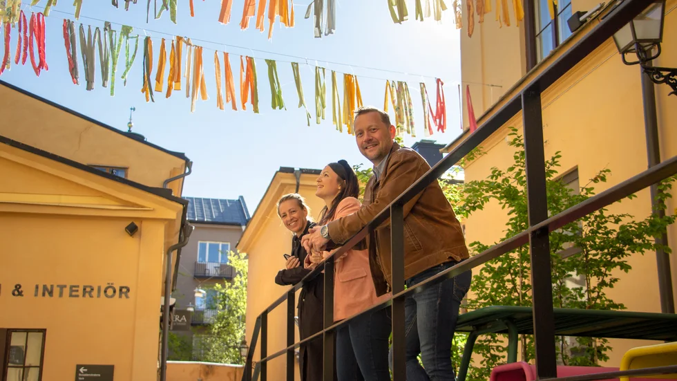 Färgglatt. Sofia Backman, Happy Events, Clara Callmeryd, Miss Flora och Emil Colldin, kommersiell förvaltare på Castellum på plats i Knäppingsborg.