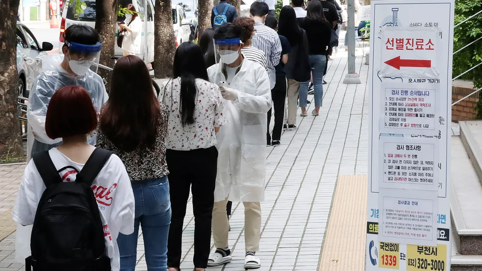 Människor som misstänker att de har smittats av coronaviruset väntar för att testas i Seoulförorten Bucheon på torsdagen.