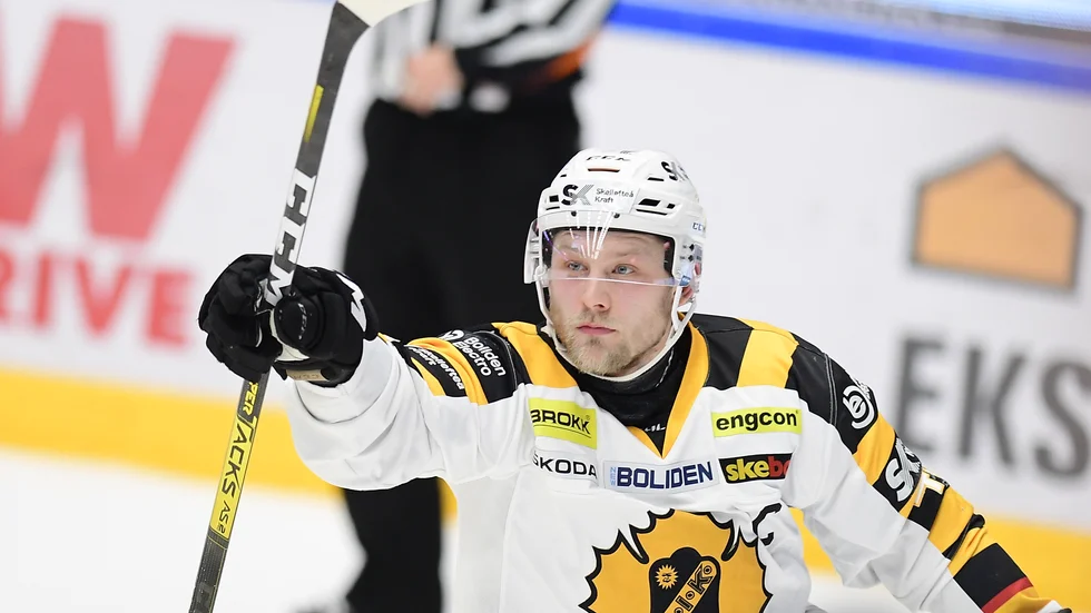 AIK:s lagkapten Oscar Möller fick sätta den avgörande straffen när AIK vann mot HV71 på bortaplan.