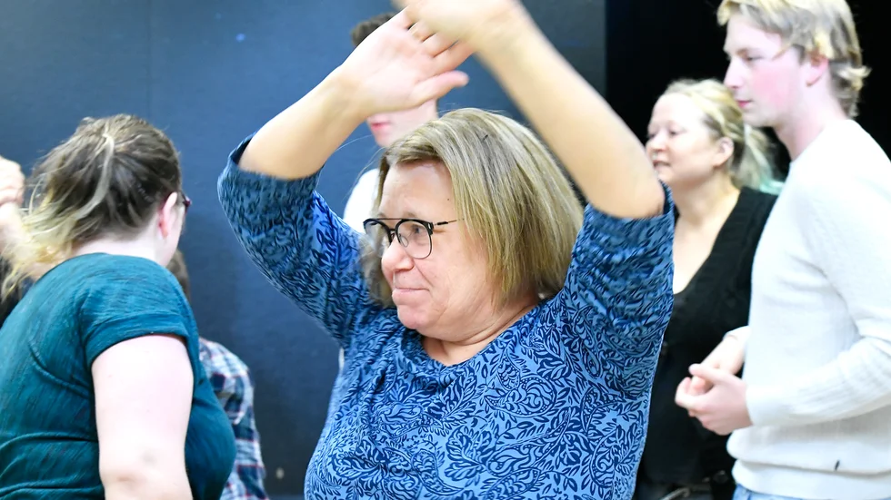 Kerstin Andersson låter hela kroppen vara med. Det är så teater skapas. 