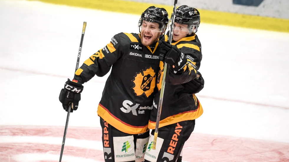 Arvid Lundberg och Linus Lindström jublar efter AIK:s sköna seger. 
