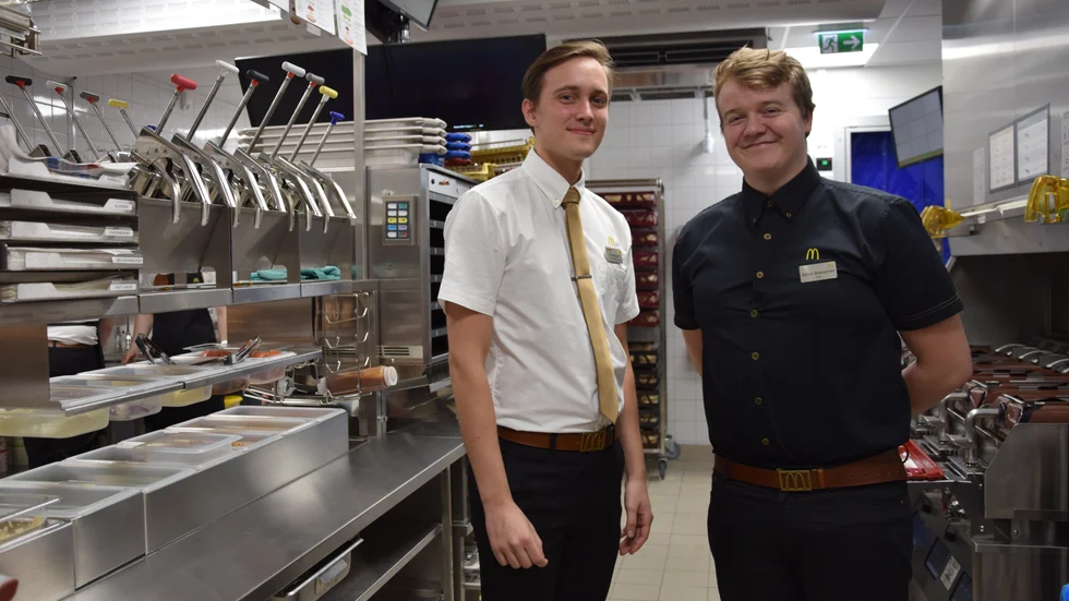 Restaurangchefen Elias Bosch (t v)  och Adrian Brännström tillhör dem som fått jobb på den nya McDonald´s restaurangen som nu öppnar i Skellefteå.