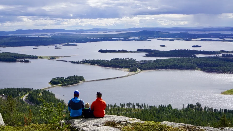  Besöksnäringen i Arjeplog blomstrar, och statistiken säger att det är främst sommaren som växer i antalet gästnätter.                              