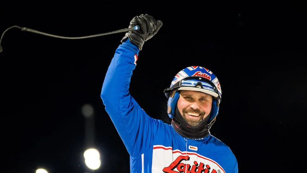 Skellefteåproffset Jens Eriksson har vunnit sju av 22 starter under januari. Fredag kväll körde han hem en dubbel och en andraplats på Umåker Segrarna har tagits med sju olika hästar varav fyra skrällsegrar i riksspelen V64 och GS75.