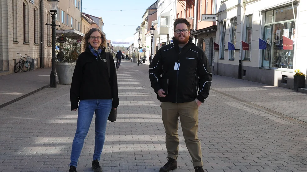 Jenny Dominius och Johan Hoffstedt bildade ett av teamen från Nyköpingskommun som under torsdagen var ute i Nyköping och kollade in hur restauranger och kaféer efterlever de nya reglerna.