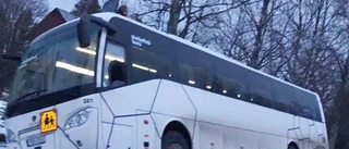 Skolbuss kanade av vägen i Övre Bäck – barnen fick ta sig ut via takluckan
