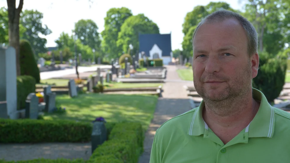 Mattias Kessén är kyrkogårds- och fastighetsansvarig. Han anser att kapaciteten för att hantera många avlidna är god, men att det är viktigt att gardera långt.