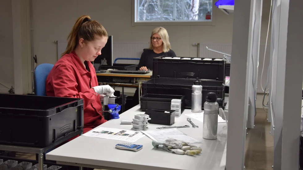 Mathilda Bonnedahl (närmast) och Veronica Johansson jobbar i Techsam Electronics nya enhet i Robertsfors som ger företaget utrymme för fortsatt expansion.