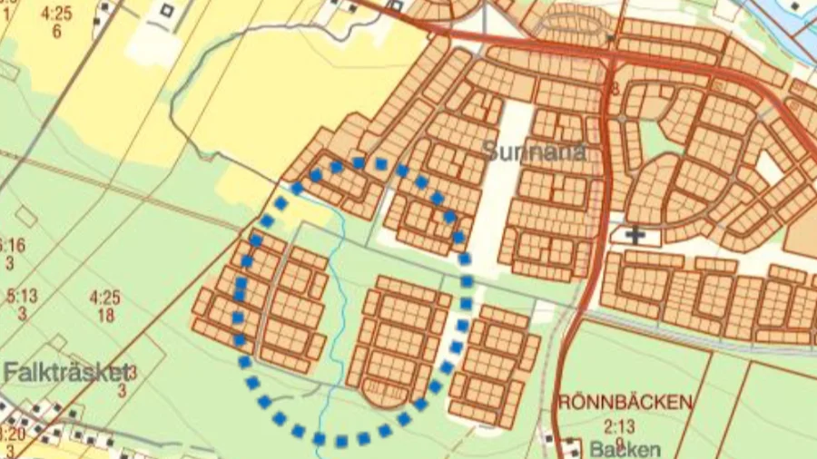 Här syns var i bostadsområdet som bäcken är belägen. Den rinner från Falkträsket och ner till Skellefteälven.