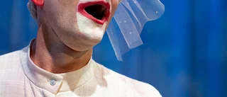 En rysk klassiker korsas med clowner – premiär för "Tre systrar"