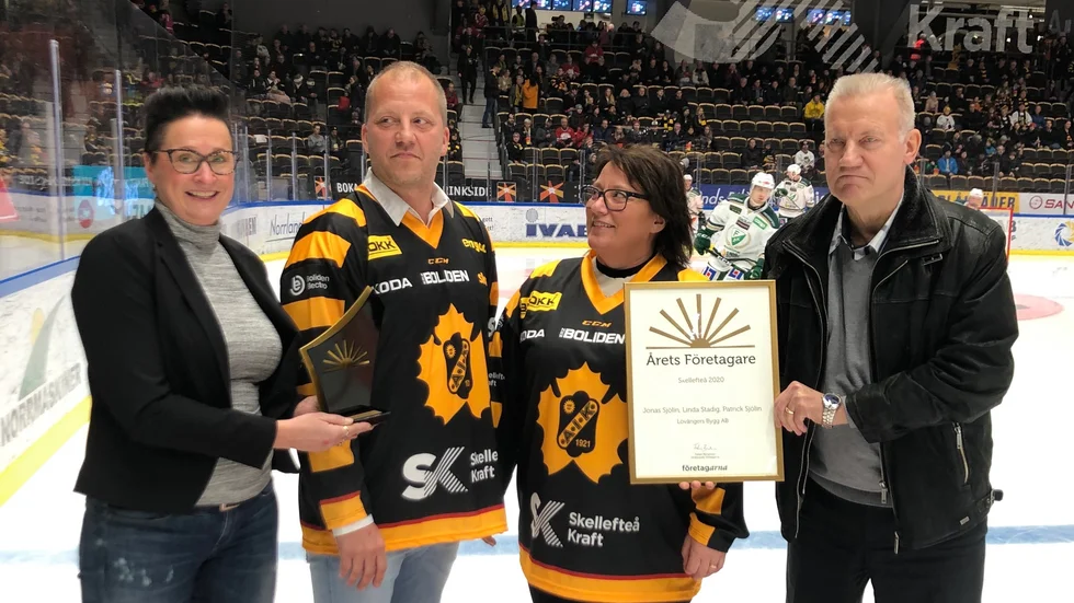 Jonas Sjölin och Linda Stadig tar emot utmärkelsen från Företagarna.