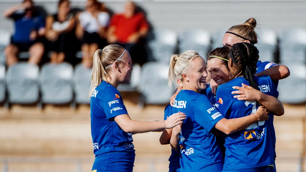 Annika Kukkonen kramar om Cajsa Lundström efter 4–1-målet mot Team TG.