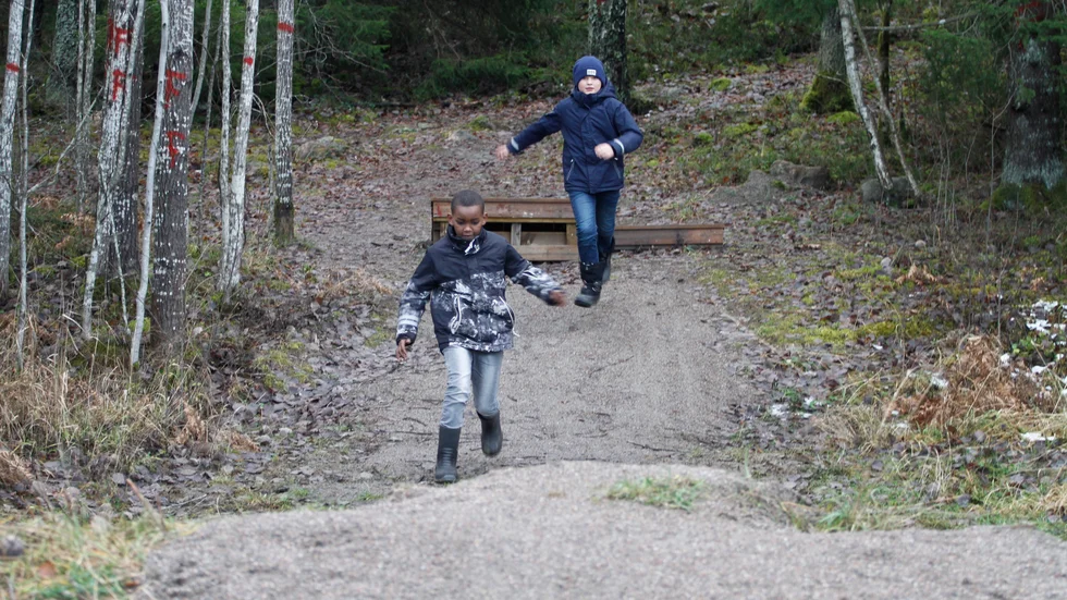 Yahja Mohamed Abdirahman och Hugo Snellman, som går i årskurs 3 på Vasaskolan, bidrar till kommunens barnkarta som visar häftiga ställen att leka eller hänga på. Här brukar de cykla med sina mountainbikes, och det vill de tipsa andra barn om.